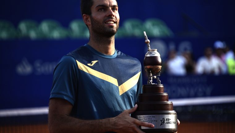 Díaz Acosta levanta el premio del Argentina Open. Foto: Juan Mateo Aberastain Zubimendi / MDZ