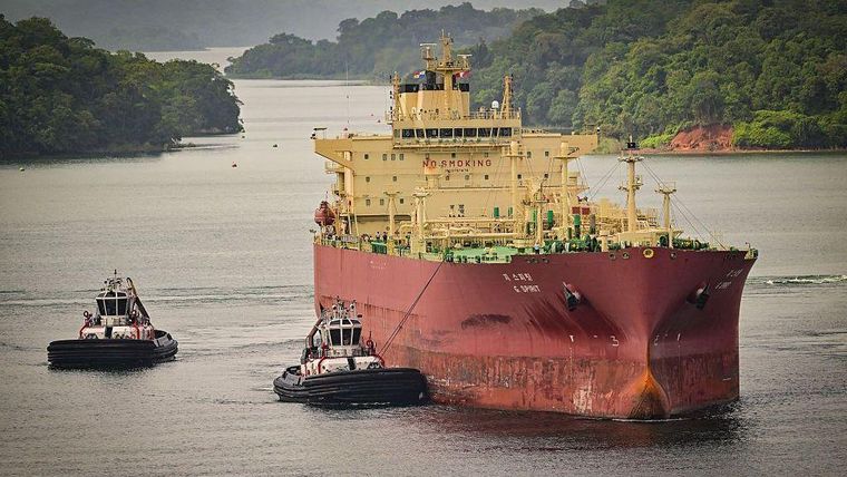 Entre 13.000 y 14.000 buques cruzan el Canal de Panamá anualmente. Se espera una reducción este año por el fuerte fenómeno de El Niño.