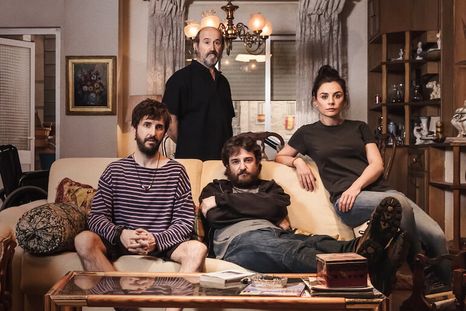 Humor negro en tiempos donde todo se desmorona. Humor negro en tiempos donde todo se desmorona.