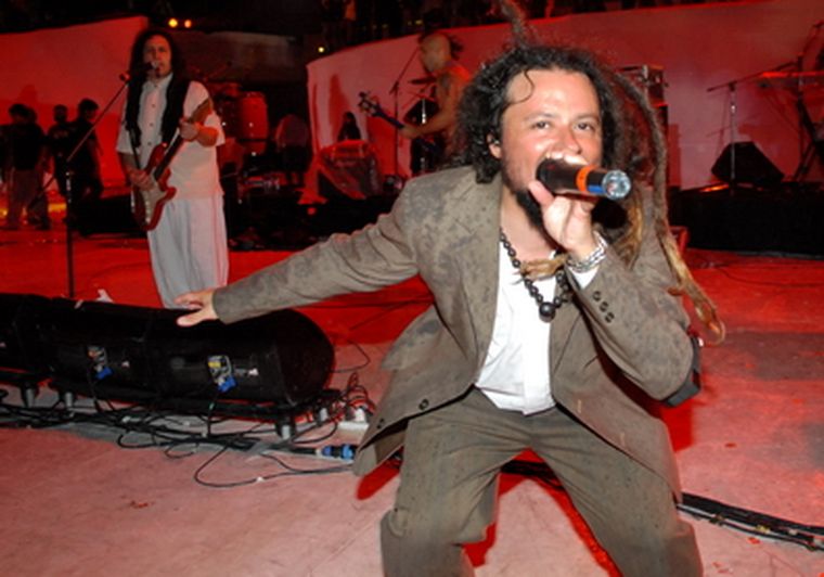 Piro, una de las voces de de Karamelo Santo,atrás Goy vestido con el traje gaucho de Los Trovadores. Foto: Nacho Gaffuri / MDZ