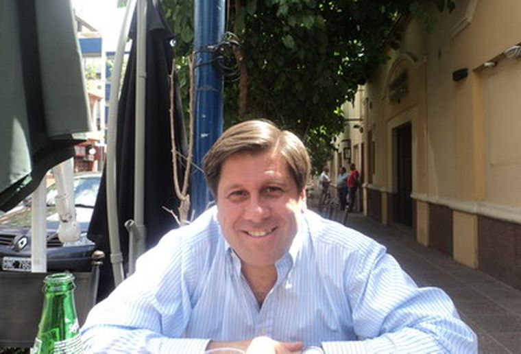 Con las calles de Godoy Cruz de fondo, el Costa aguarda la decisión de sus vecinos. Foto: Horacio Yacante