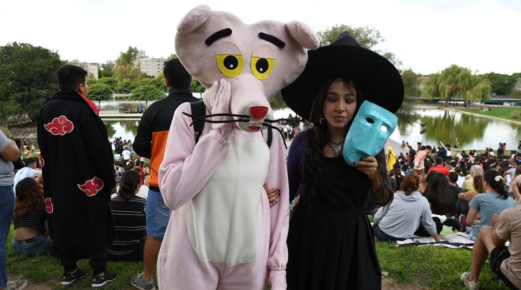 Tarde picnic y disfraces de la cultura otaku en el Parque Central. Foto: ALF PONCE MERCADO / MDZ