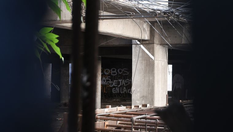 Así se ve por dentro el edificio abandonado de la calle Necochea. Foto: Walter Moreno/Mdz