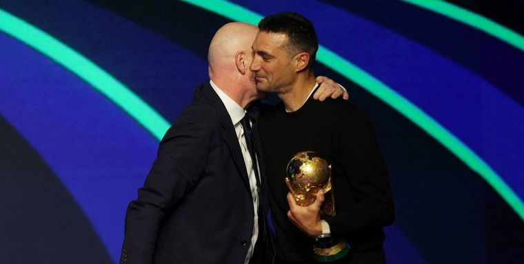 Justicia para Scaloni: Infantino lo invitó a levantar la Copa sin guantes, luego del blooper en la gala del sorteo.&nbsp;