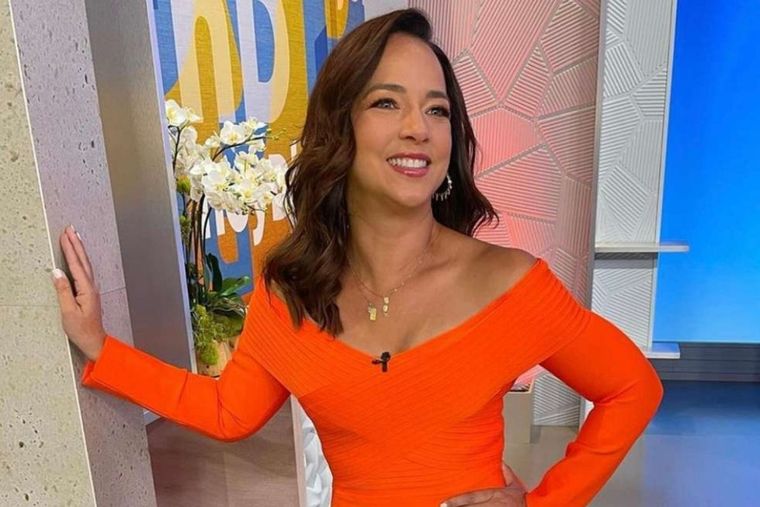 La conductora puertorriqueña Adamari Lopez llevó la tendencia de las naked sandals a otro nivel con este par de sandalias de tacón rojo metalizado. Foto: El diario NY