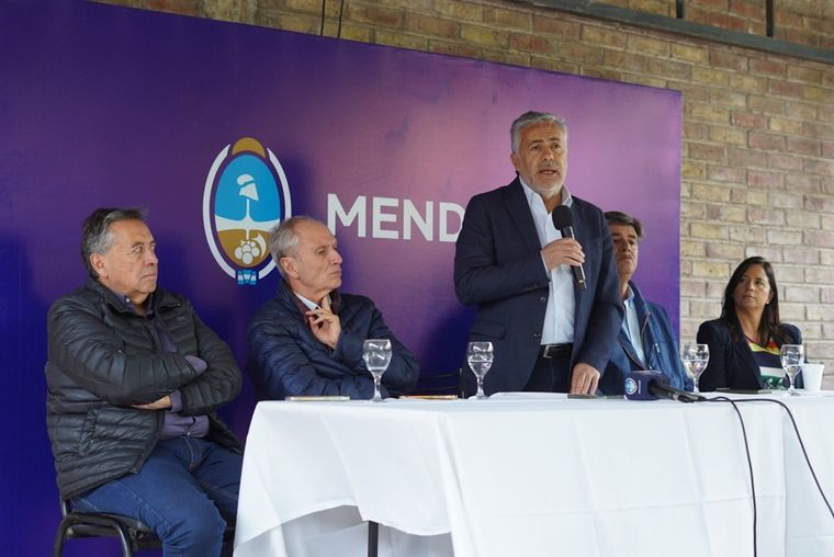 Cornejo durante el anuncio, junto a los intendentes Abed y Rufeil; además de Sergio Marinelli y Marité Badui. Foto: X: @alfredocornejo