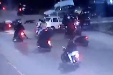 Horror en Mar del Plata: perdió el control, impactó contra una caravana de motos y mató a un joven Horror en Mar del Plata: perdió el control, impactó contra una caravana de motos y mató a un joven