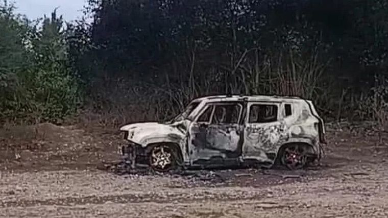 En el interior del vehículo hallaron los restos de dos personas en el asiento trasero. Foto: Captura de video