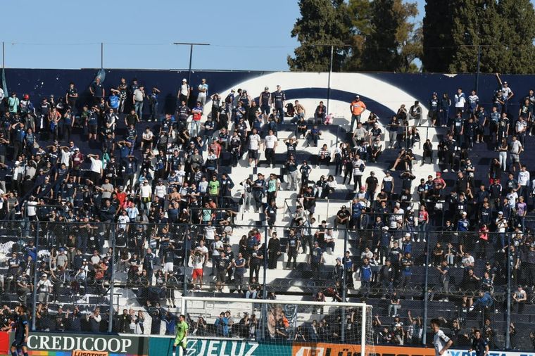 La barra de la Lepra no fue y así lució la tribuna sur del Gargantini. Foto: ALF PONCE / MDZ