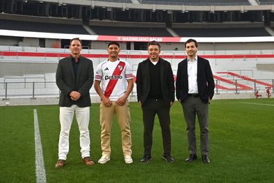 MDZol | Maximiliano Salas posando junto a Gallardo, Brito y Di Carlo en su presentación en River.