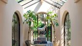 Un espacio bien iluminado, con plantas y que conecte con el patio o jardín es una excelente alternativa para refrescar el hogar. Créditos: Farrow & Ball y James Merrell. Un espacio bien iluminado, con plantas y que conecte con el patio o jardín es una excelente alternativa para refrescar el hogar. Créditos: Farrow & Ball y James Merrell.