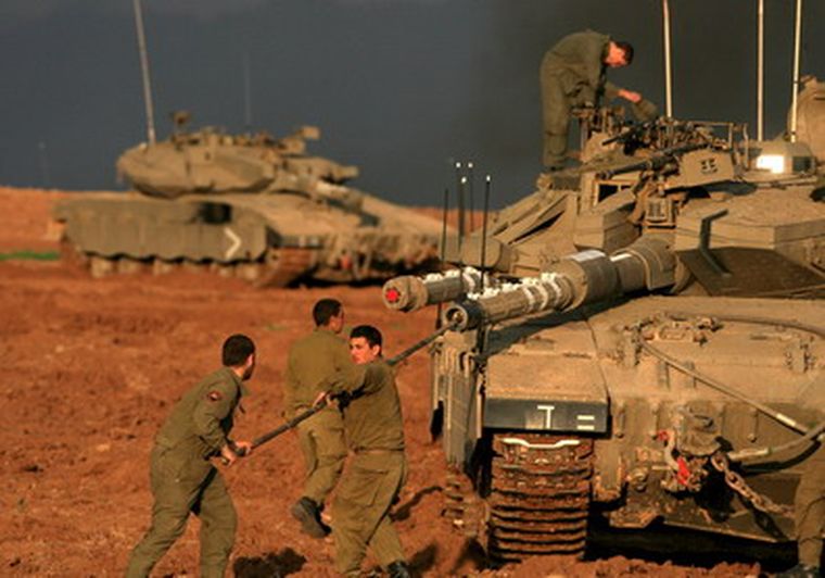 Fuerzas de defensa israelíes preparan unos tanques como preludio a una posible operación terrestre en palestina. Foto: EFE