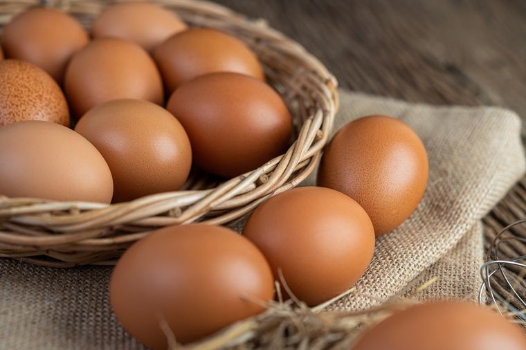 Los huevos deben conservarse en la nevera o en un lugar fresco y seco.