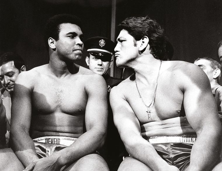 Oscar Bonavena cara a cara con Muhammad Ali en la previa de la pelea en el Madison.