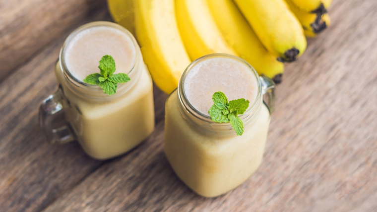 En verano, esta receta de licuado de banana es una de las más elegidas porque refresca y aporta energía al mismo tiempo. En verano, esta receta de licuado de banana es una de las más elegidas porque refresca y aporta energía al mismo tiempo.
