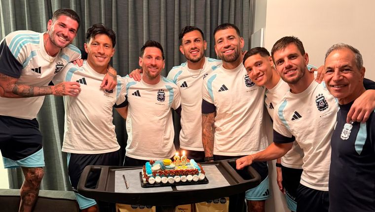 Messi fue sorprendido por sus compañeros en su cumpleaños número 39.