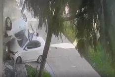 Un conductor perdió el dominio del auto, atropelló y mató a una ciclista y terminó volcado Foto: Captura de video Un conductor perdió el dominio del auto, atropelló y mató a una ciclista y terminó volcado Foto: Captura de video