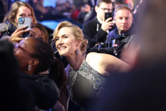 Kate Winslet posa para selfies con los fans de Avatar: El camono del agua. Foto: StillMoving.net para Disney.