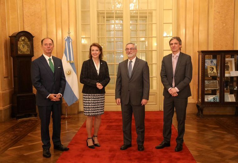 Diana Mondino junto a los funcionarios que debieron abandonar la embajada argentina en Venezuela. Foto: Cancillería Argentina