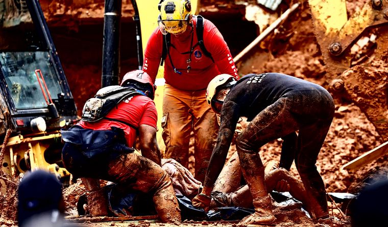 Impactante imagen de la tragedia en el este de Brasil, castigado por las lluvias. Foto Efe