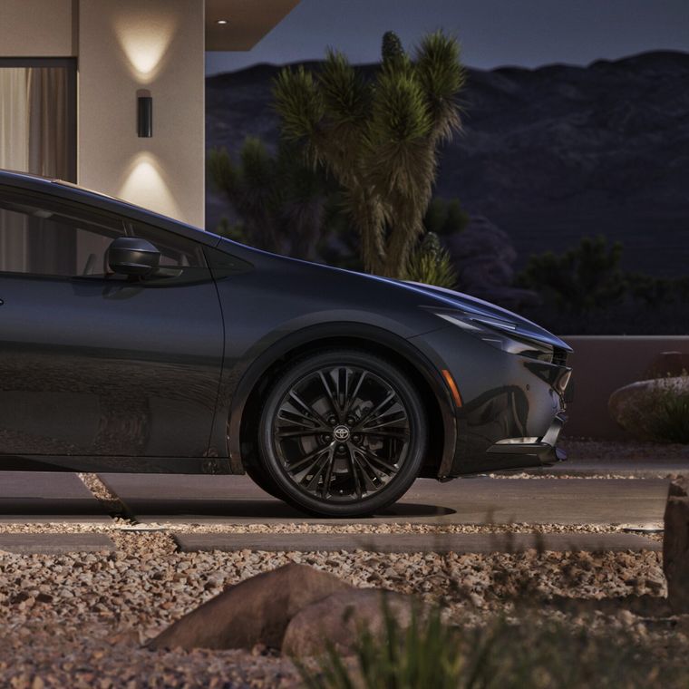 El nuevo Toyota Prius PHEV Nighshade Edition tiene un precio de 37.795 dólares y las entregas comenzarán en junio.&nbsp;
