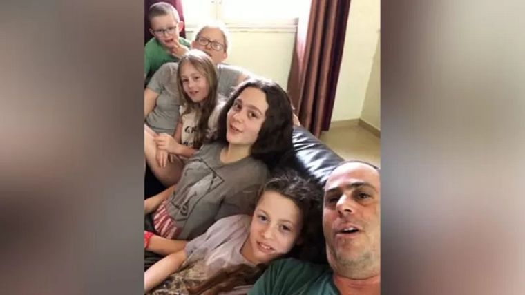 Maayan (centro) murió en el ataque de Hamás a Israel el 7 de octubre. El padre, Tsachi (sentado en el extremo derecho) fue secuestrado. Foto: FOTO FAMILIAR