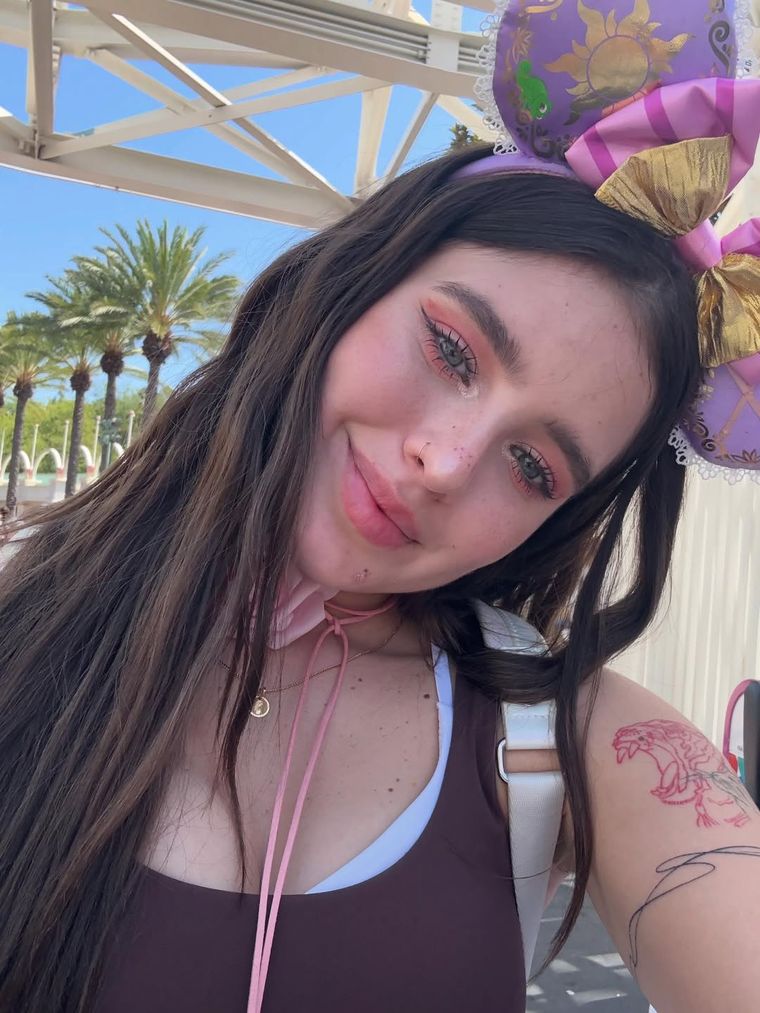 Coti Romero volvió a Disney con conjunto chocolate y flor rosa. Coti Romero volvió a Disney con conjunto chocolate y flor rosa.