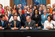 El 26 de agosto tuvo lugar una ceremonia de firma del gobernador Greg Abbott.