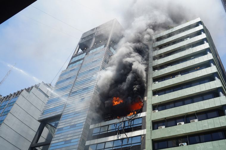 Incendio en el edificio lindero al Ministerio de Trabajo. Explosión y fuego en pisos 6 y 7. Foto: Télam