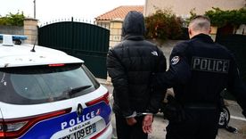 Un policía detiene a un sospechoso en Marsella.