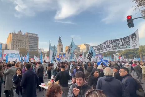 Una gran cantidad de manifestantes se presentaron ante el Congreso de La Nación para protestar por los jubilados, el Garrahan, Ni Una Menos y otras organizaciones. Una gran cantidad de manifestantes se presentaron ante el Congreso de La Nación para protestar por los jubilados, el Garrahan, Ni Una Menos y otras organizaciones.