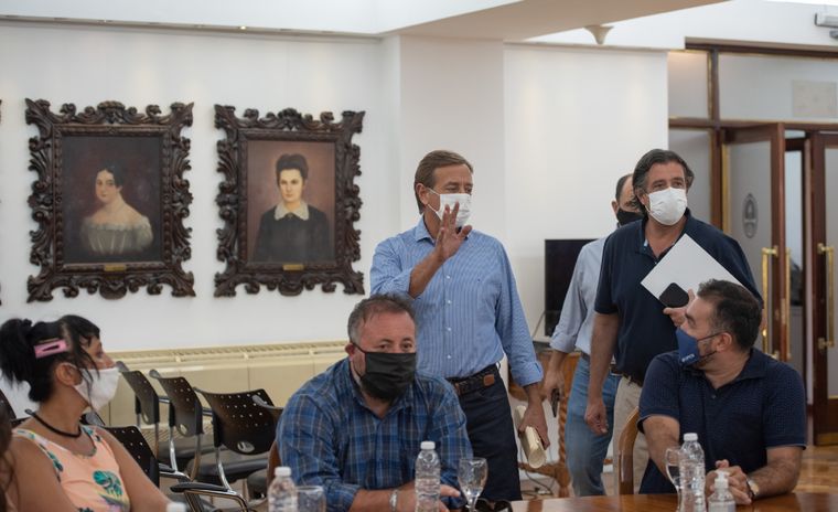 Suarez se reunió ayer con gremialistas y dirigentes y anunció que los docentes recibirán el adicional de 54.000 pesos. Foto: Prensa Gobierno de Mendoza