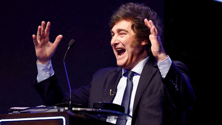 Según un estudio, Javier Milei quedaría solo a un punto de ganar en primera vuelta y se impondría ante Patricia Bullrich y Sergio Massa en ambos balotajes. Foto: NA