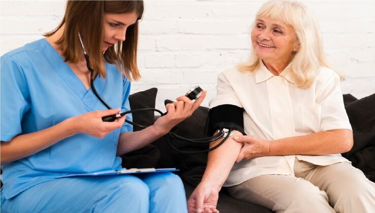 Una guía con información sobre el costo y las ayudas que ofrece el PAMI para contratar un cuidado de adultos mayores. Foto: Freepik