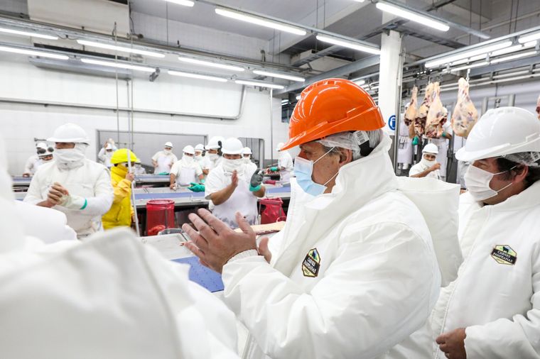 Alberto Frenández en La Pampa donde recorrió un frigorífico.