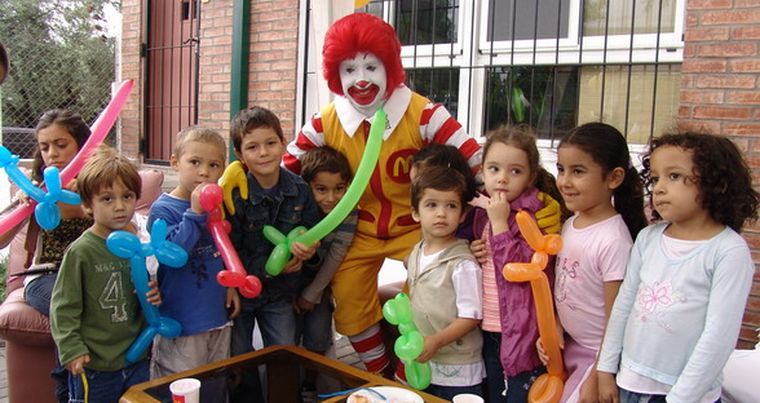 Ronald McDonald divirtió a los más pequeños, sus invitados de lujo. Foto: MDZ