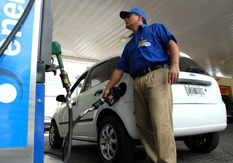 Quieren promover que se instalen pequeñas bombas de nafta en los barrios. Foto: Nacho Gaffuri / MDZ