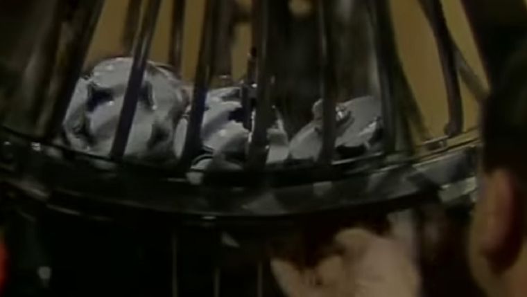 Una bolilla quedó atascada en el mecanismo y salió abierta antes de tiempo: uno de los papelones del sorteo para el Mundial de España '82. Una bolilla quedó atascada en el mecanismo y salió abierta antes de tiempo: uno de los papelones del sorteo para el Mundial de España '82.