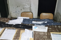 Oficiales de la Prefectura Naval Argentina secuestraron armas de fuego, municiones, dispositivos electrónicos y documentación en el inmueble donde rescataron a las cinco presuntas víctimas de trata. Oficiales de la Prefectura Naval Argentina secuestraron armas de fuego, municiones, dispositivos electrónicos y documentación en el inmueble donde rescataron a las cinco presuntas víctimas de trata.