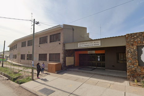El ingreso a la escuela N° 1-741 Reverendo Padre Francisco Muhn, donde alumnos fueron descubiertos con marihuana. El ingreso a la escuela N° 1-741 Reverendo Padre Francisco Muhn, donde alumnos fueron descubiertos con marihuana.