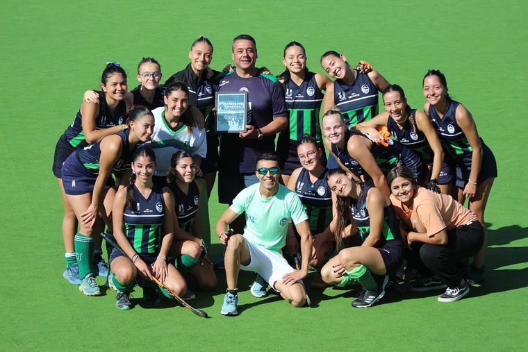 José González en el centro del equipo de la UNCuyo que tiene a Mili Alastra como una de sus protagonistas. José González en el centro del equipo de la UNCuyo que tiene a Mili Alastra como una de sus protagonistas.