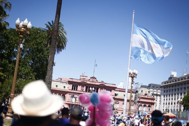 Una multitud espera en Plaza de Mayo. Foto: Pedro Ramos
