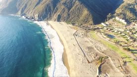 Este pueblo costero de Chile conserva una escena marcada por la caleta y por el legado de su antigua ballenera. Este pueblo costero de Chile conserva una escena marcada por la caleta y por el legado de su antigua ballenera.