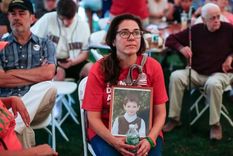 Foto: GETTY IMAGES. Francine Wheeler con una fotografìa de su hijo Ben.