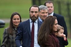 Kate Middleton, y sus hermanos detras.