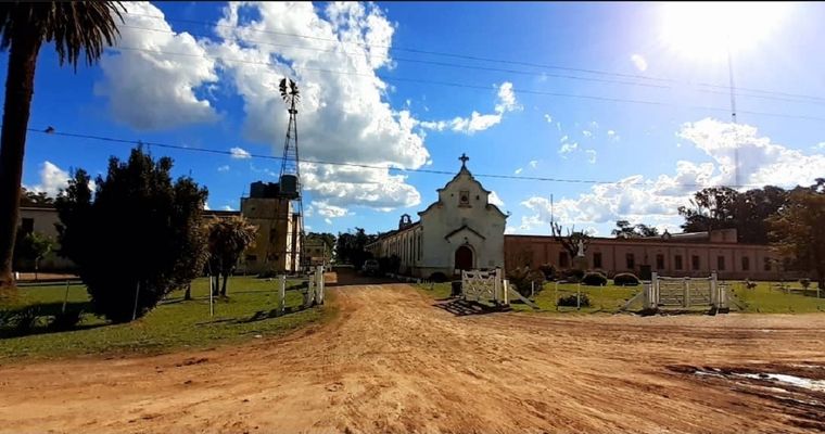 Uribelarrea combina tradición rural, arquitectura centenaria y sabores criollos en un entorno que parece detenido en el tiempo.
