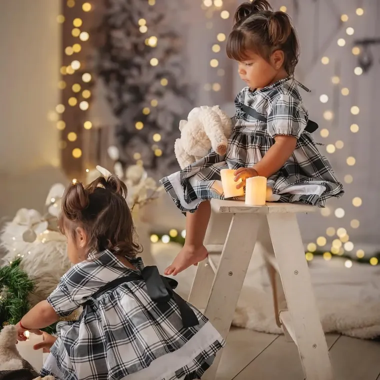 Las gemelas Laia y Aimé posaron muy sonrientes entre juguetes y luces de Navidad. Las gemelas Laia y Aimé posaron muy sonrientes entre juguetes y luces de Navidad.