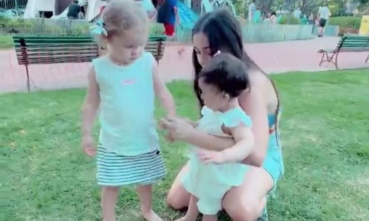 Ana García Moritán le enseñó a caminar a Sarah Burlando Las hijas de Pampita y Barby Franco están creciendo juntas Foto: Captura video