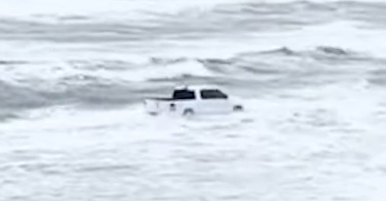 Se metió a “surfear” con su RAM y terminó detenido Foto: Carscoops