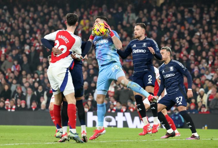 El Dibu Martínez tuvo un fuerte cruce con los hinchas del Arsenal, club en el cual estuvo durante más de 10 temporadas. Foto: EFE
